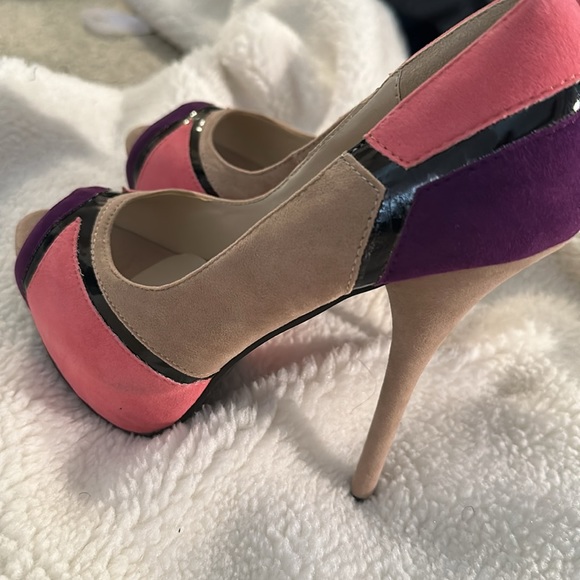 Beige color mix heels size 8 - Picture 3 of 5